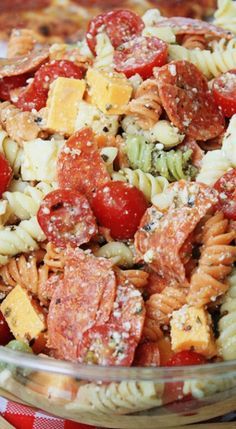 Pepperoni Pizza Pasta Salad, Pepperoni Pizza Pasta, Pepperoni Pasta, Pizza Pasta Salad, Summer Side Dishes Recipes, Pasta Food Recipes, Pasta Italiana, Queso Cheddar, Best Pasta Salad