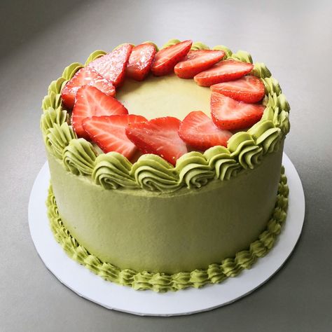 Green Strawberry Cake, Circle Cake Aesthetic, Matcha Cake Decoration, Matcha Birthday Cake, Strawberry Matcha Cake, Matcha Strawberry Cake, Matcha Buttercream, Lunchbox Cake, Circle Cake