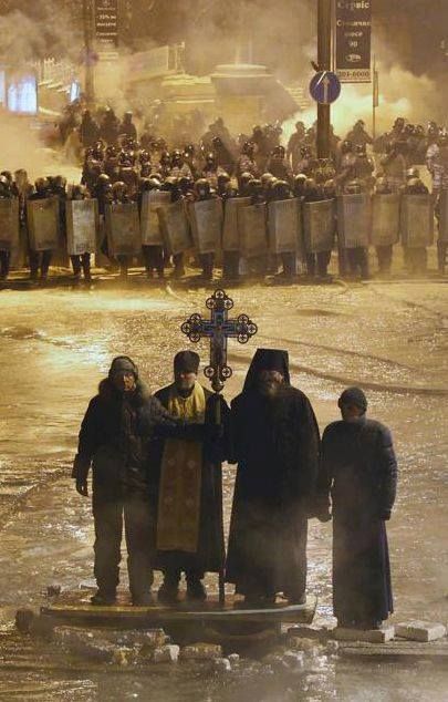 Wonderful photo... (Kiev-Maidan, Ukraine) Ukrainian Orthodox priests standing between protesters and police forces. Although the weather was very cold they waited in the street during all the night for the groups not to attack each other...Lord Jesus said: "Blessed are the peacemakers: for they shall be called the children of God." (Matthew 5:9) Orthodox Art Aesthetic, Orthodox Priest Art, Orthodox Soldier, Peace Poem, Soldier Of God, Orthodox Jesus, Peace Poems, Balduino Iv, Jose Gregorio Hernandez