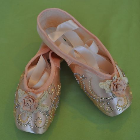 Sugar Plum Fairy decorated pointe shoes 2013 Nutcracker Ballet (Decorated / painted point shoes) Decorated Pointe Shoes, Ballet Crafts, Ballet Pointe Shoes, Ballet Beauty, Ballet Inspiration, Dr Shoes, Sugar Plum Fairy, Shoe Crafts, Nutcracker Ballet