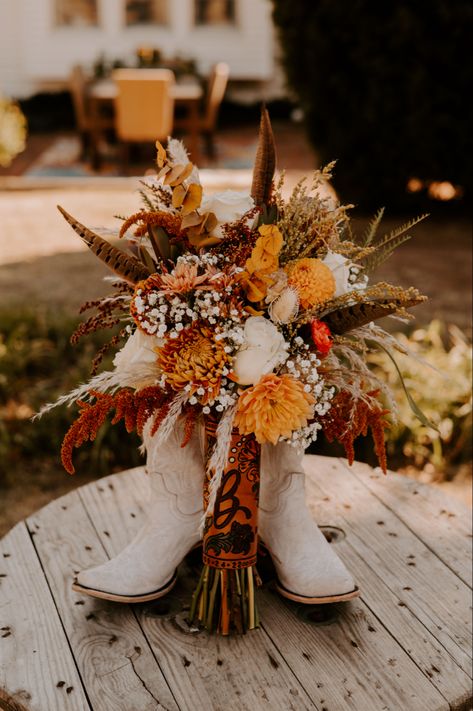 Western Floral Arrangements Wedding, Western Wedding Must Haves, Western Wedding Flower Arrangements, Western Flower Arrangements Wedding, Western Themed Fundraiser, Duck Wedding Decor, Cowboy Wedding Decorations Centerpieces, Western Decor Wedding, Western Chic Wedding Decor