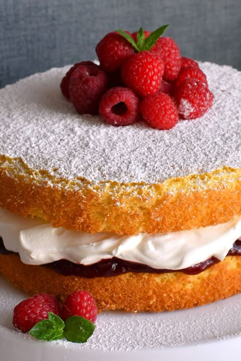 Victoria Sponge Cake Vicky Sponge Cake, Victoria Cake Recipe, Victorian Sponge Cake Recipe, Victorian Sponge Cake, Victoria Cake, Victoria Sponge Recipe, Happy List, Layer Cake Filling, Bbq Desserts