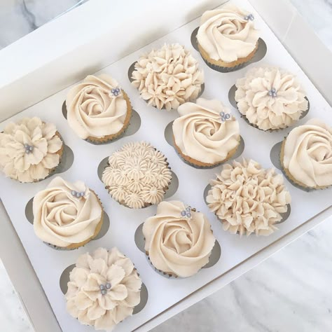 White Bridal Shower Cupcakes, Bridal Shower Cupcake Ideas Simple, Classy Cupcakes Birthday, Gender Reveal Cupcakes Neutral, Bridal Shower Cakes And Cupcakes, Engagement Cupcake Ideas, Wedding Cupcakes Ideas Elegant, Elegant Wedding Cupcakes, Wedding Cupcake Designs