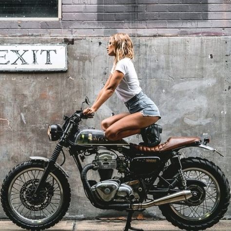 Kawasaki Scrambler, Cafe Racer Moto, Chicks On Bikes, Bobber Custom, Cafe Racer Girl, Moto Cafe, Old Motorcycles, Scrambler Motorcycle, Hot Bikes