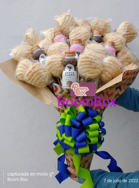 Bread Bouquet Diy, Mexican Sweet Breads, Food Bouquet, Candy Bouquet Diy, Flower Boquet, Personalised Gifts Diy, Strawberry Decorations, Sleepover Food, Flower Bouquet Diy