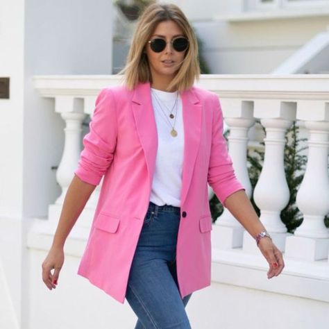 10 outfits con blazer Rosa para lucir casual y elegante en la oficina | Mujer de 10 Pink Blazer Outfit Casual Street Styles, Pink Blazer Outfit Casual, Blazer Outfits Casual Street Styles, Outfit Pantalon Rojo, Pink Blazer Outfit, Blazer Rosa, Blazer Outfits Casual, Color Combos Outfit, Outfit Primavera