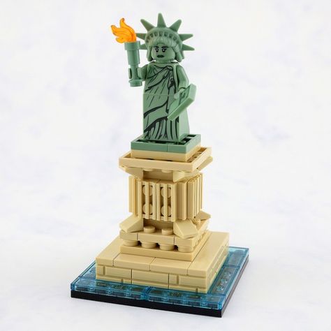 Statue of Liberty Lego Statue Of Liberty, Lego Statue, Lego Mosaic, Lego Furniture, Lego Sculptures, Micro Lego, Lego Diy, Lego Activities, Amazing Lego Creations