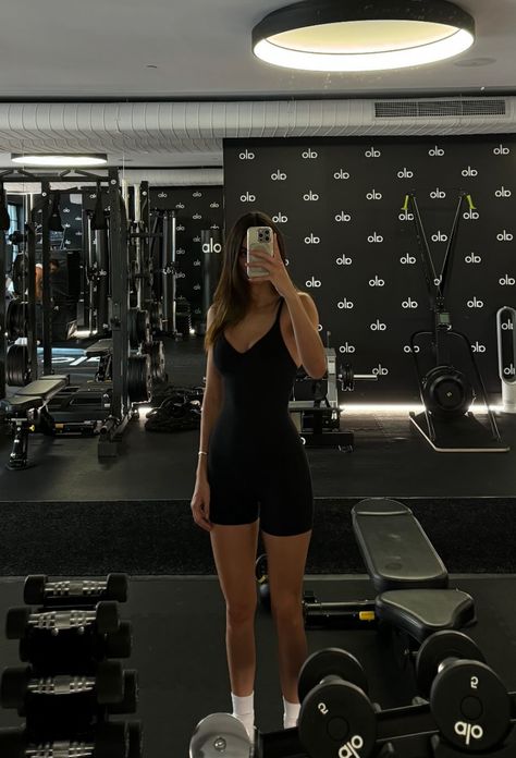 Kendall Gym Outfit, Kendall Alo, Alo Kendall Jenner, Alo Aesthetic Gym, Alo Gym Outfit, Kendall Jenner Gym Outfits, Kendall Jenner Fitness, Kendall Jenner Lifestyle, Kendall Jenner Fits