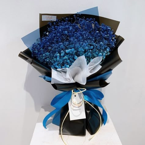 Black Blue Bouquet, Blue Flowers Bouquet, Luxury Flower Bouquets, Fancy Flowers, Flower Box Gift, Flower Gift Ideas, Boquette Flowers, Bouquet Wrap, Flowers Bouquet Gift