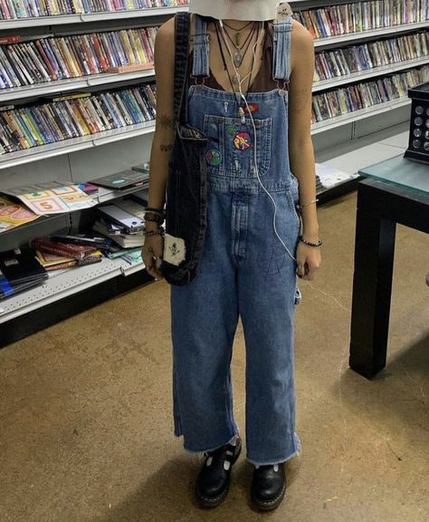 Baggie Trousers Women, 90s Boy Band Fashion, Polish Outfits Casual, Indie Skater Girl Outfits, Cool Overall Outfits, Comfy Indie Outfits, Overall Fits Aesthetic, Overalls Outfit Concert, Overall Grunge Outfit