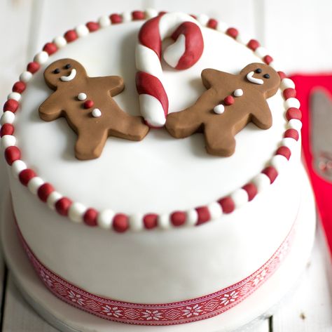 Traditional Christmas fruit cakes don't always have to be decorated in the same traditional style. We think that these gingerbread decorations from BakingMad.com will give your cake at lovely modern feel this year! Christmas Cake Decorating Ideas, Easy Christmas Cake, Christmas Cake Decorating, Christmas Cakes Easy, Cake Light, Cookies Gingerbread, Fruit Cake Christmas, Christmas Cake Designs, Fruit Cakes