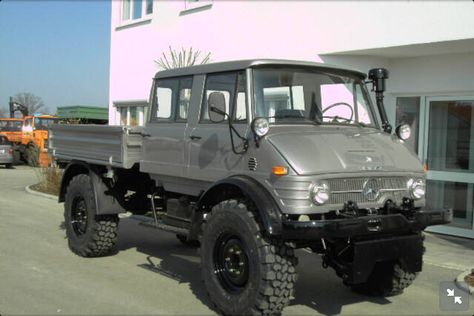 My ideal Mog :) .... But would go for dark metallic blue or green Mercedes Benz Forum, Mike Rowe, Mercedes Unimog, Mercedes Benz Unimog, Mercedes Truck, Mercedes Benz Trucks, Mercedes Benz Classic, Power Wagon, Expedition Vehicle