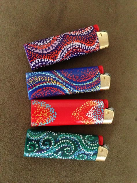 Customized Lighters Diy, Painting Lighter Ideas, Painted Grinder Ideas, Drawings On Lighters, Lighter Painting Idea Aesthetic, Painted Lighter Ideas, Painted Lighters Aesthetic, Bong Painting Ideas, Drawing On Lighter