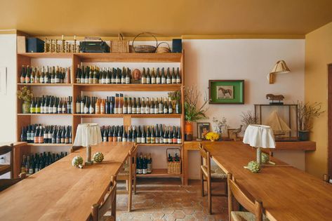 Kitchen Divider, Wine Shop Interior, Wine Bar Design, Terracotta Floors, Coffee/wine Bar, Yellow Ceiling, Wine Bars, Aluminum Sheets, Grande Table