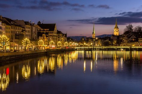 Non solo mercatini, 5 cose da fare e vedere a Zurigo per il Natale 2021 - greenMe European Train Travel, Luxury Brochure, Visit Switzerland, Winter Evening, Zurich Switzerland, Route Map, Beautiful Places On Earth, River Cruises, Celebrate Christmas