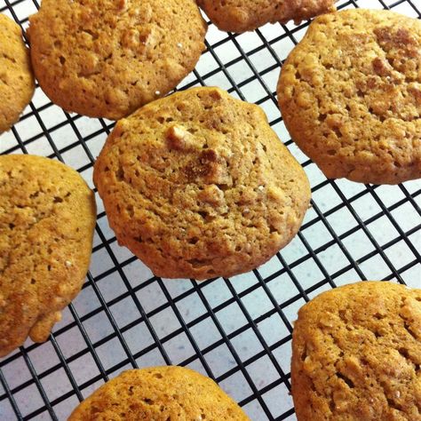 Honeybee Cookies Honeybee Cookies, Bran Cookies, Rosh Hashanah Recipes, Apple Cakes, Bee Cookies, Bran Cereal, Honey Cinnamon, Cinnamon Cookies, Chocolate Covered Cherries