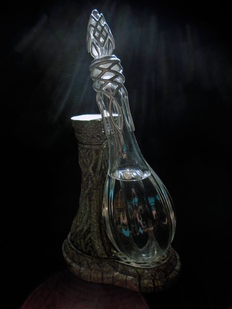 The Lord of the Rings: Galadriel's Phial 1:1 prop replica made by Weta Workshop. Materials: glass, polyurethane. #lotr #thelordoftherings #wetaworkshop #jrrtolkien Lord Of The Rings Reference Photos, Phial Of Galadriel, Lotr Galadriel, Fantasy Weaponsmith, Weaponsmith Aesthetic, Star Wars Tarot, The Hobbit Aesthetic, Elven Design, Hobbit Aesthetic