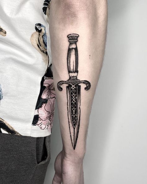 15+ Dagger Tattoos That Will Set Your Heart Aflutter - 100 Tattoos Traditional Dagger Tattoo, Back Tattoo Women Spine, Tato Tradisional, Back Of Arm Tattoo, Knife Tattoo, Back Of Neck Tattoo, Spine Tattoos For Women, Back Tattoos For Guys, Chest Tattoo Men