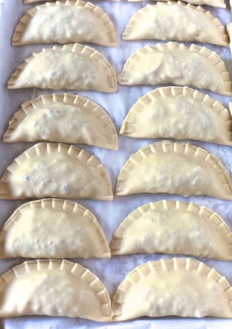 Columbian Empanadas, Pastellios Recipe, Meat Turnovers, Cuban Dishes, Puerto Rican Cuisine, Turnover Recipes, Puerto Rican Dishes, Puerto Rico Food, Boricua Recipes