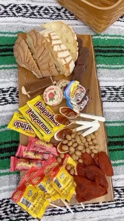 Mexican Picnic, Mexican Snack Foods, Cottage Core Picnic, Mexico Aesthetic, Mexican Snacks, Mexican Dessert Recipes, Indie Room Decor, Picnic Date, Picnic Food