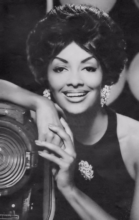 The most photographed black model of the 1950's and 1960's - Helen Williams. Helen Williams, Vogue British, African American Fashion, Black Wall Street, Vintage Black Glamour, Black Model, Golden Age Of Hollywood, Glamour Fashion, Vintage Beauty