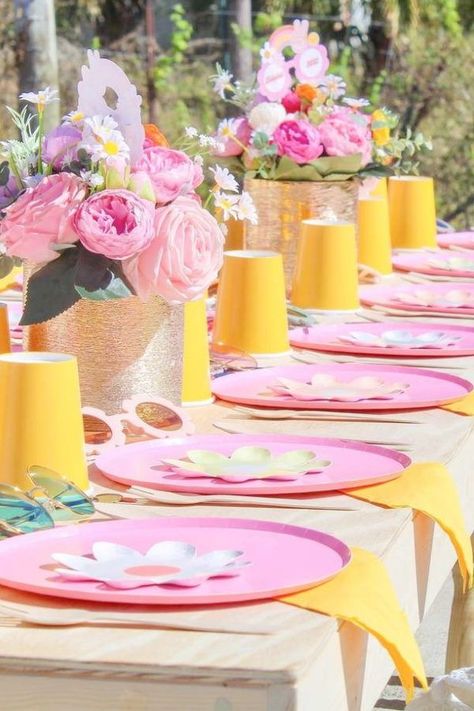 Go back in time with this happy retro 70's birthday party for twins! The table settings are lovely! See more party ideas and share yours at CatchMyParty.com Twins Birthday Party Ideas, Diy Birthday Table Decorations, Twins Birthday Party, Tiffany Birthday Party, Hippie Birthday Party, Groovy Party, Flower Birthday Party, Twin Birthday Parties, Hippie Birthday