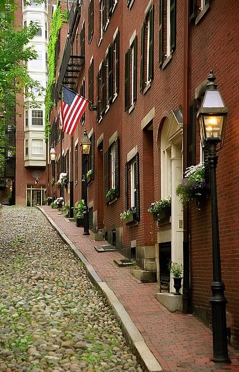 Boston - Beacon Hill "Acorn Street" Boston In The Fall, Boston Aesthetic, Beacon Hill Boston, Boston Street, Romantic Walk, Cobblestone Street, Living In Boston, Boston Usa, Maine Vacation