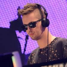 ROBIN SCHULZ Robin Schulz, Top Albums, Lee Junho, Best Headphones, Dj Music, Music Wallpaper, Free Music, Gamer Girl, Square Sunglasses Men