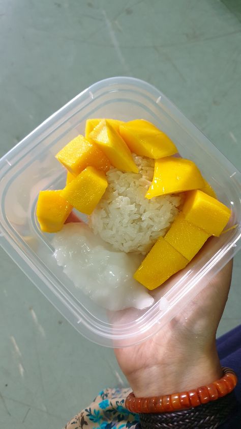 Mango Sticky Rice Cup, Mango Sticky Rice Aesthetic, Mangga Ketan, Emma Core, Mojito Strawberry, Food Deserts, Drinks Healthy, Mango Sticky Rice, School Breakfast