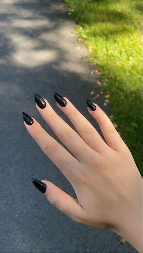 black stiletto nails 🖤 Black Medium Nails Acrylic, Nails Sharp Short, Short Stelito Nails Black, Black Sharp Almond Nails, Short Sharp Black Nails, Sharp Nails Black, Black Nails Stilleto, Black Stelito Nails, Black Stiletto Nails Short