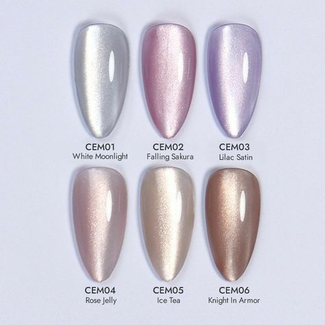 Shiny Chrome Nails, Light Color Chrome Nails, Magnetic Almond Nails, Cateyes Nails Design Short, Light Cat Eye Nails, Sparkly Chrome Nails, Glass Effect Nails, Champagne Chrome Nails, Chique Nails