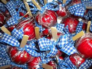 Wizard of Oz candy apples. . . too cute!  snack idea for the girls Wizard Of Oz Party, Wizard Of Oz Decor, The Wonderful Wizard Of Oz, Trunk Or Treat, Candy Apples, Wizard Of Oz, Ideas Photo, Bday Party, Holidays And Events