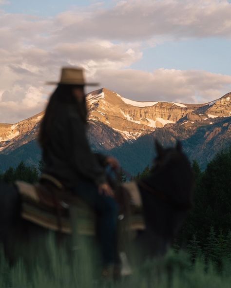 Snaps of Wyoming last summer. Headin back up there in a few short weeks. Can’t wait American Country Aesthetic, Western Life Aesthetic, Wyoming Aesthetic, Mountain Cowboy, Wyoming Ranch, American Nature, Cowgirl Life, Country Aesthetic, Cowboy Aesthetic