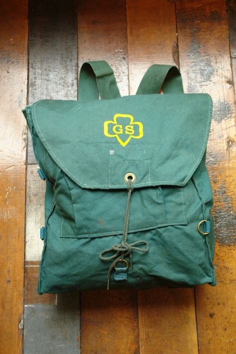 Vintage Girl Scout Bag Boyscout Badges, Camp Backpack, Scout Bag, Girl Scouts History, Girl Scouts Brownies, Brownie Girl Scout, Scout Camp, Girl Scout Camping, Daisy Scouts