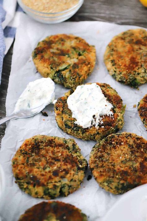 Bean Patty Recipes, White Bean Patties, White Bean Burger Recipe, Spinach Patties, Vegetarian Patties, Bean Patty, White Bean Burger, Dill Yogurt Sauce, Bean Patties