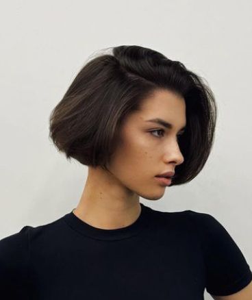 France Bob Hair, Parisian Haircut, Short Bob Blowout, Thick Hair French Bob, French Bob Full Face, Classic French Bob Haircut, Anne Hathaway Short Hair Bobs, Hair Inspiration Short, Hair Color Pink