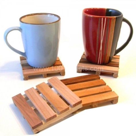 Christmas gifts for pallet lovers Mini Pallet Coasters, Pallet Coasters, Wooden Pallet Furniture, Coffee Coasters, Pallet Crafts, Coaster Furniture, Wooden Projects, Small Wood Projects, Diy Pallet Projects