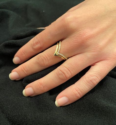 Gold Finger Rings For Women Unique, Gold Finger Rings For Women, Dollar Chain, V Shaped Ring, Ring Gold Engagement, Modern Diamond Jewelry, Wide Gold Ring, Diamond Ring Gold, Engagement Ring Gold