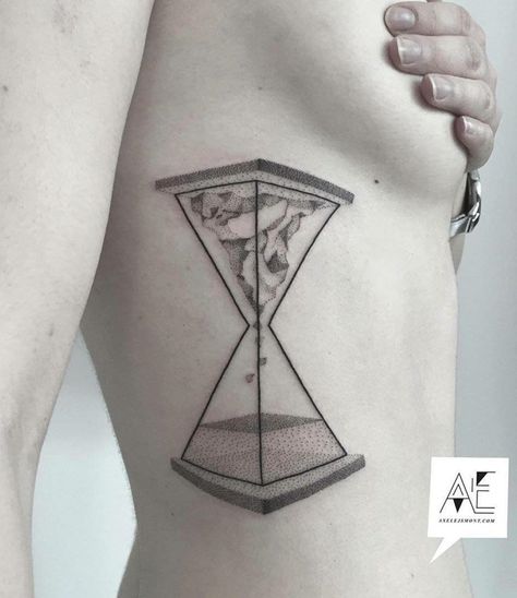 Nothing complicated but very interesting tattoo on the armpit, clean lines and without much detail. Mystical Tattoos, Hourglass Tattoo, Tattoo Master, Tattoo Graphic, Tattoo Designs And Meanings, White Tattoo, Abstract Tattoo, Trendy Tattoos, Popular Tattoos