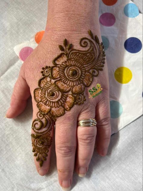 Baby Mehedi Degins, Kids Mehandi Designs Hands Easy, Elegant Mehendi, Baby Mehndi, Arabic Mehandi, Baby Mehndi Design, Kids Henna, Mehndi Designs For Kids, Very Simple Mehndi Designs