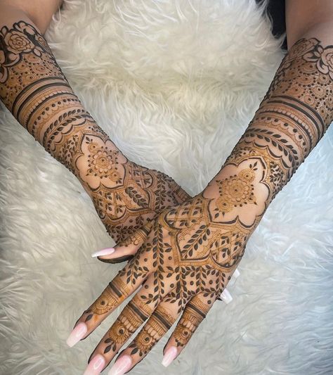 Simple Henna Tattoo, Contemporary Bridal, Bridal Henna Designs, Fairy Lights Bedroom, Wedding Henna, Lights Bedroom, Mehndi Designs Front Hand, Wedding Mehndi Designs, Wedding Mehndi