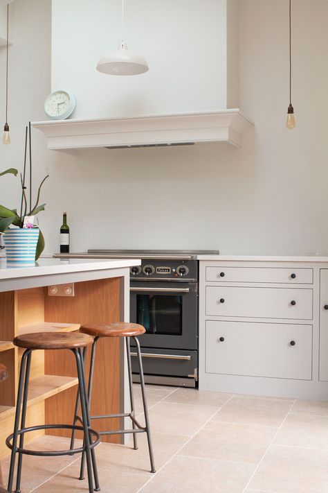 Stunning Shaker Kitchen with large kitchen island and breakfast bar with industrial stools and wine and plants Cooker Hood Ideas, Kitchen Cabinets Shaker Style, Kitchen Chimney, Hood Ideas, Plywood Kitchen, Centre Island, London Kitchen, Shaker Style Kitchens, Extractor Hood