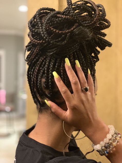 Knotless braids messy bun High Bun Knotless Braids, Box Braid Messy Bun, Messy Bun Box Braids, Knotless Braid Styles, How To Bun, Box Braids Bun, Knotless Braid, Messy Bun With Braid, Braids Locs