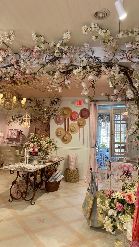 Whimsical Store, Vintage Store Ideas, Boutique Store Displays, Tea Room Decor, Chic Living Room Design, Shabby Chic Boutique, Antique Booth Displays, Shabby Chic Tea, Booth Decor