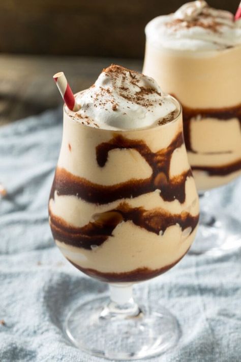 Frozen Mudslide Recipe, Mocha Milkshake, Recipes Using Cooked Chicken, Cream Cocktails, Mudslide Recipe, Cream Drinks, Ice Cream Cocktails, Boozy Milkshake, Caramel Vodka