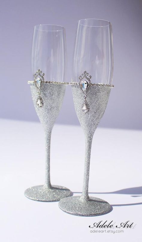 Bridal Wine Glasses, Bridal Glasses, Champaign Glasses, Champagne Glasses Wedding, Decorated Glasses, Diy Glasses, Bling Bottles, Decorated Bottles, Wedding Wine Glasses