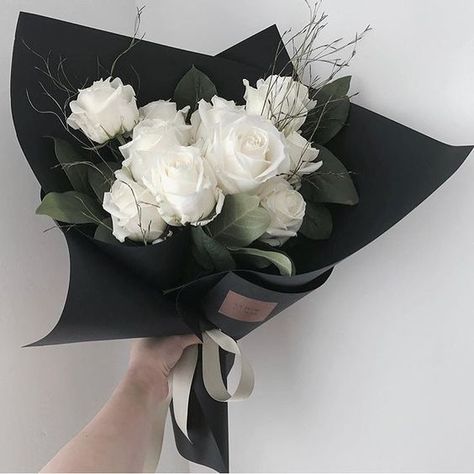 Flower Bouquet Diy, Boquette Flowers, Flowers Bouquet Gift, How To Wrap Flowers, Beautiful Bouquet Of Flowers, Beautiful Flower Arrangements, Luxury Flowers, Bunch Of Flowers, Lorde