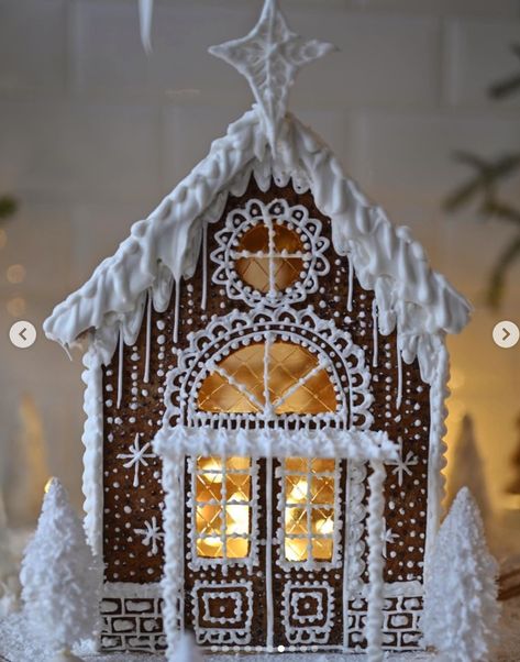 gingerbread house posted by www.gingerbreadjournal.com Gingerbread House Stained Glass Windows, Gingerbread House Glass Windows, Gingerbread House Window, Gingerbread Church, Bread Cute, White Gingerbread House, White Royal Icing, Gingerbread Competition, Homemade Gingerbread House