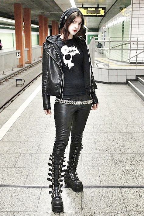 . Egyptian Men, Creepy Girl, Gothic Stuff, Everyday Goth, Outfit Rock, Dystopian Fashion, Metal Chicks, Heavy Metal Fashion, Goth Shoes