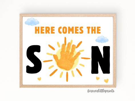 Engage Your Infant with These Creative Summer Crafts: Fun and Easy Projects August Handprint Crafts, Summer Art Projects For Toddlers, June Handprint Art, Handprint Sun, Summer Handprint Art, Toddlers Activities, Summer Art Projects, Footprint Craft, August Baby